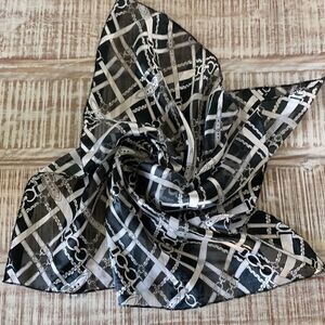 Black and white belt pattern striped scarf